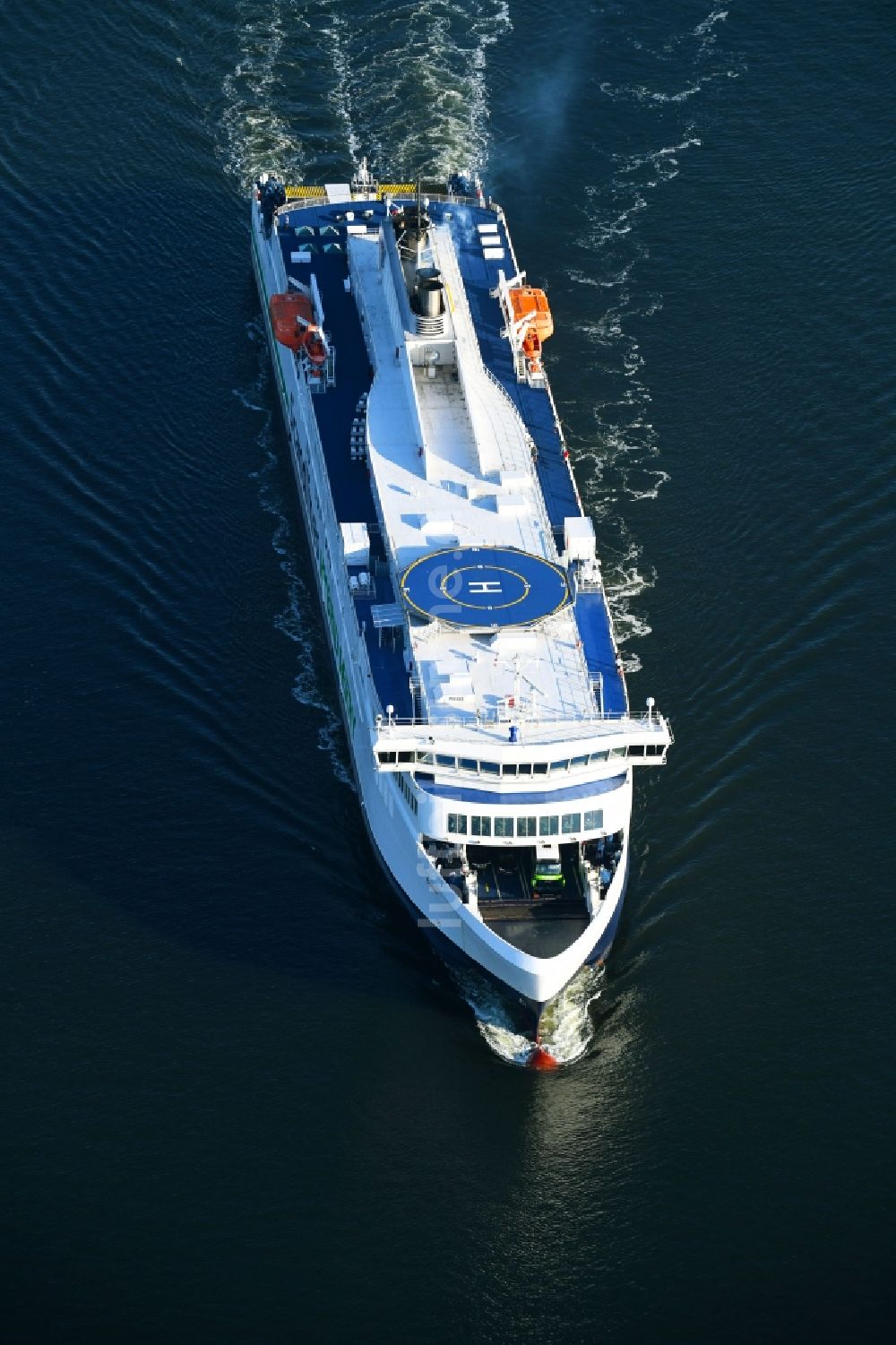 Rostock aus der Vogelperspektive: Fahrt eines Fähr- Schiffes der Scandlines HYBRID FERRY in Rostock im Bundesland Mecklenburg-Vorpommern, Deutschland