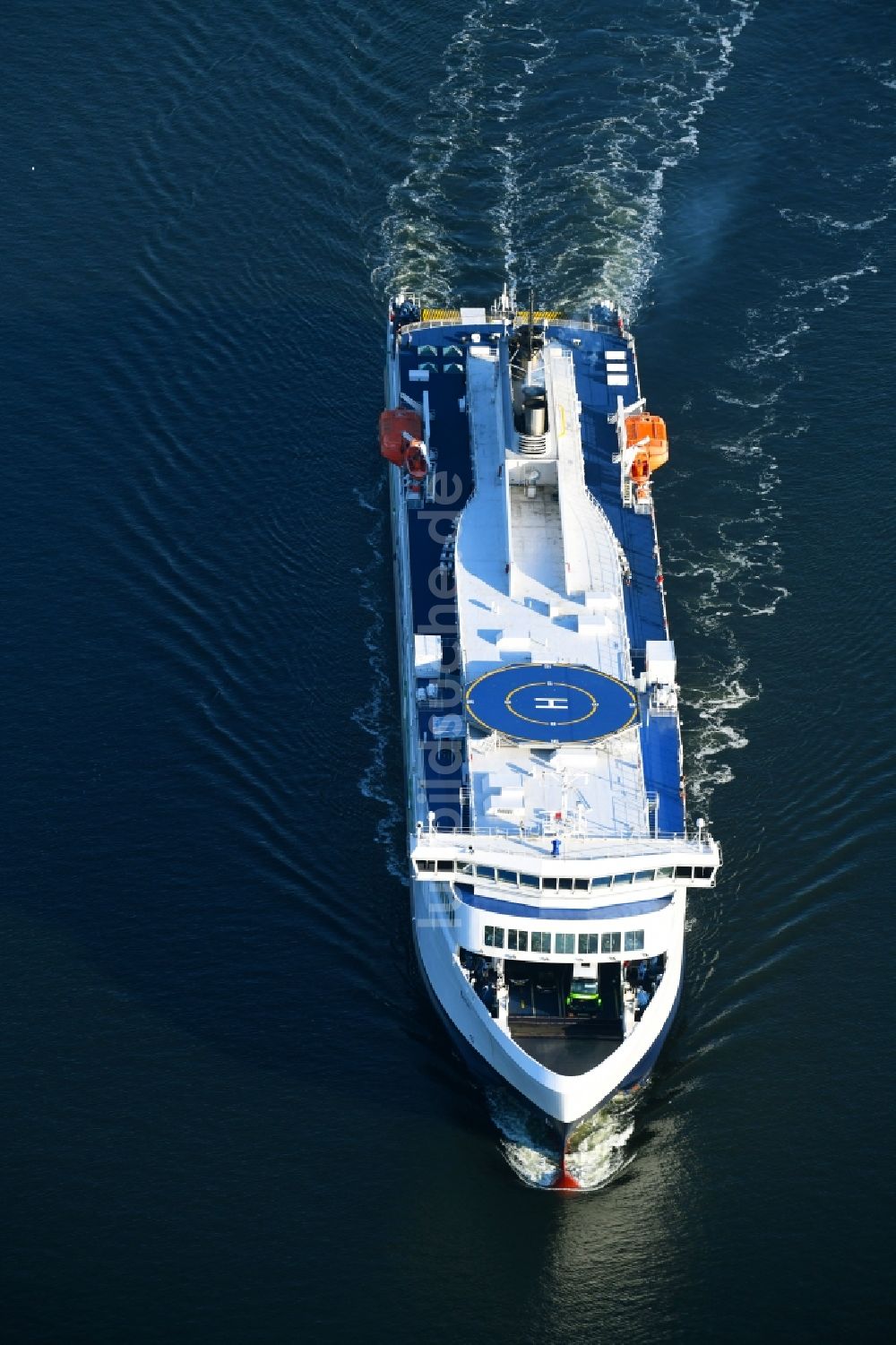 Luftbild Rostock - Fahrt eines Fähr- Schiffes der Scandlines HYBRID FERRY in Rostock im Bundesland Mecklenburg-Vorpommern, Deutschland