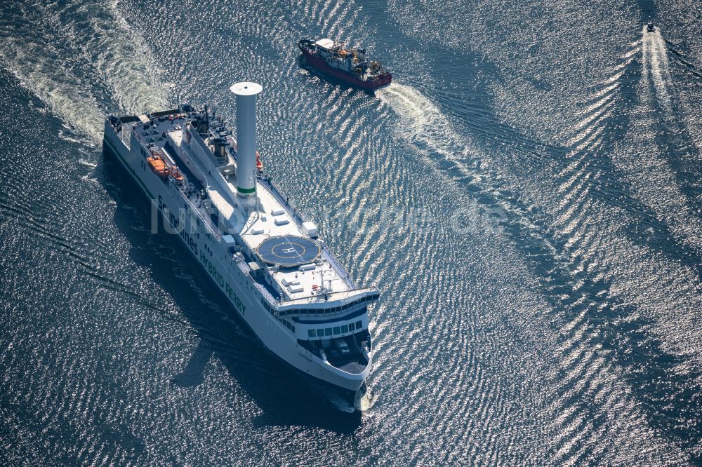 Rostock aus der Vogelperspektive: Fahrt eines Fähr- Schiffes der Scandlines HYBRID FERRY in Rostock im Bundesland Mecklenburg-Vorpommern, Deutschland