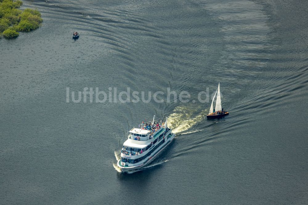 Luftbild Hastenrath - Fahrt eines Fähr- Schiffes auf dem Stausee Rurtalsperre Schwammenauel in Hastenrath im Bundesland Nordrhein-Westfalen, Deutschland