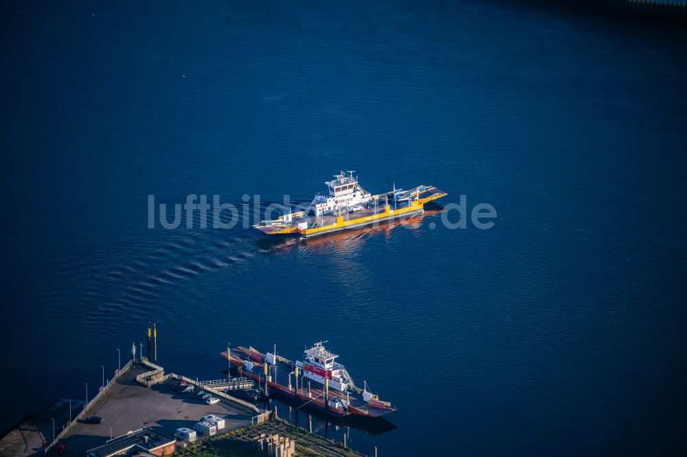 Luftaufnahme Bremen - Fahrt eines Fähr- Schiffes Weserfähre in Bremen, Deutschland