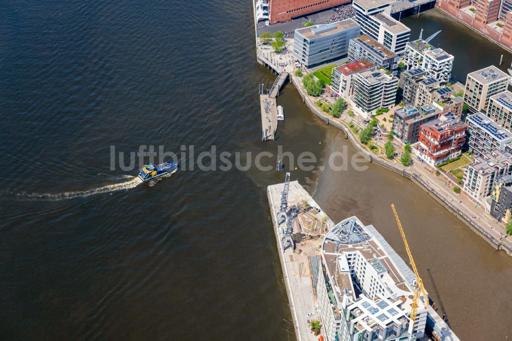 Hamburg aus der Vogelperspektive: Fahrt eines Fähr- Schiffes zum Anleger Elbphilharmonie in Hamburg, Deutschland