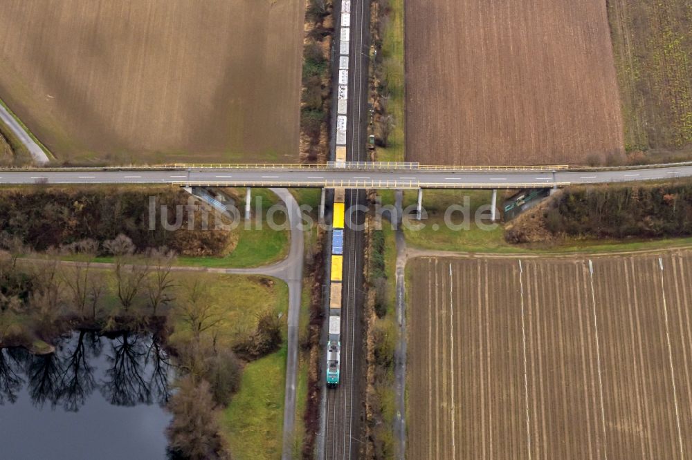 Ringsheim von oben - Fahrt eines Güterzuges auf der Gleis- Strecke Rheintal in Ringsheim im Bundesland Baden-Württemberg, Deutschland