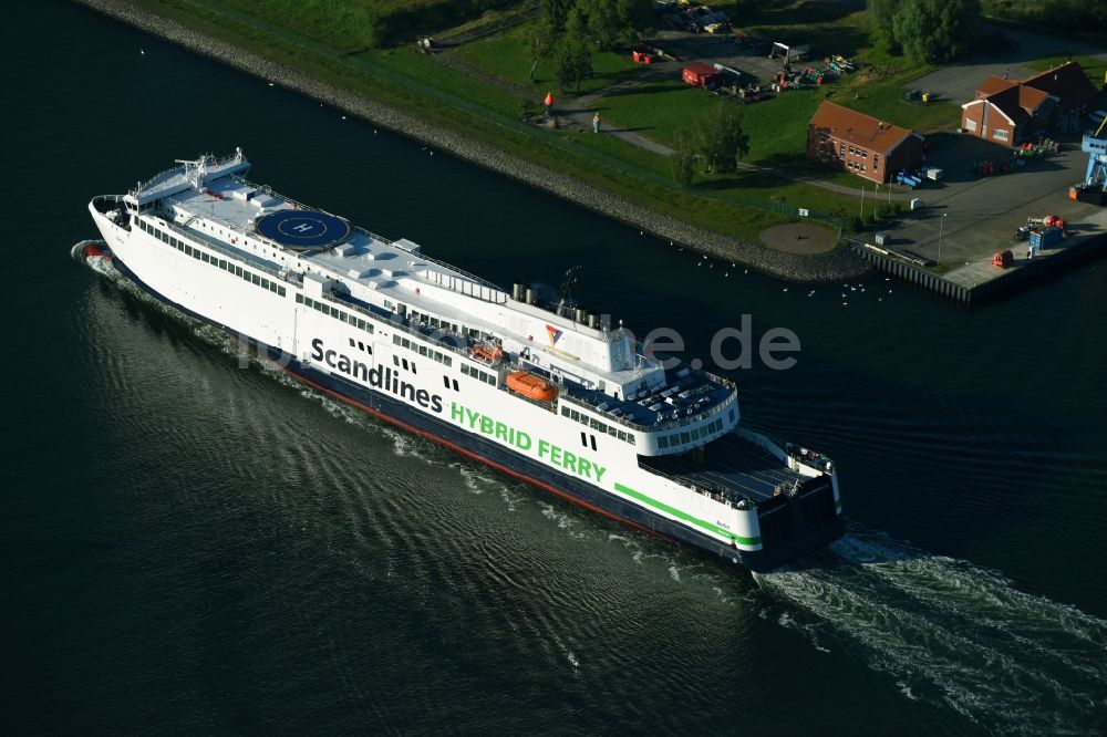 Luftbild Rostock - Fahrt eines Hybrid- Fähr- Schiffes der Scandlines Deutschland GmbH in Rostock im Bundesland Mecklenburg-Vorpommern, Deutschland