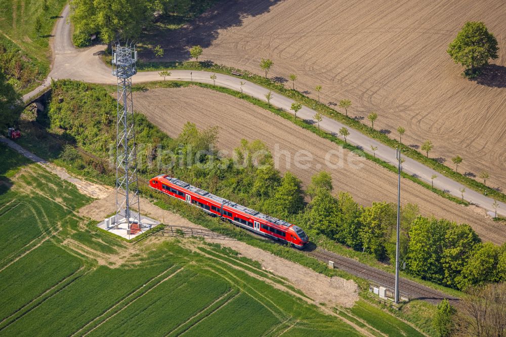 Brilon aus der Vogelperspektive: Fahrt eines Regional- Zuges auf der Gleis- Strecke in Brilon im Bundesland Nordrhein-Westfalen, Deutschland