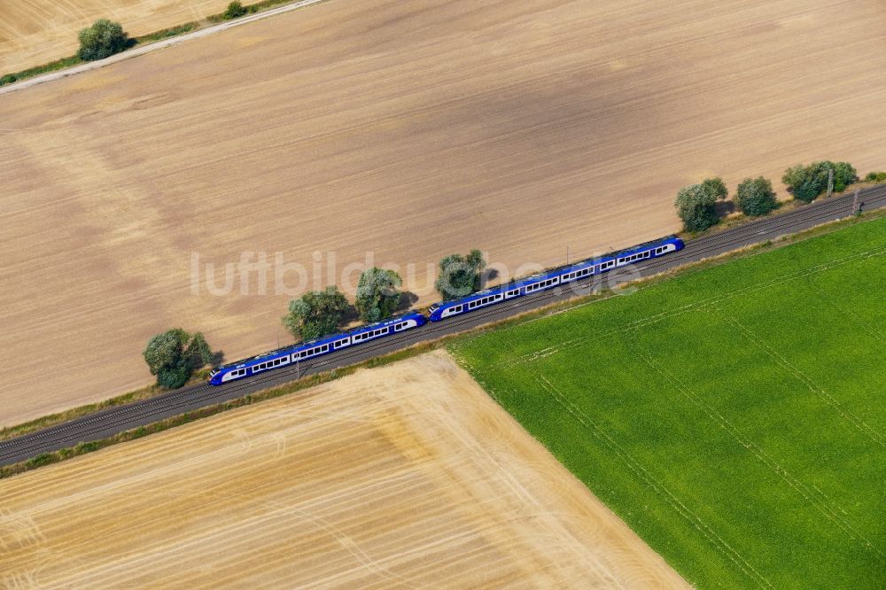 Luftbild Rosdorf - Fahrt eines Zuges der Cantus Verkehrsgesellschaft auf der Gleis- Strecke Kassel-Göttingen in Rosdorf im Bundesland Niedersachsen, Deutschland