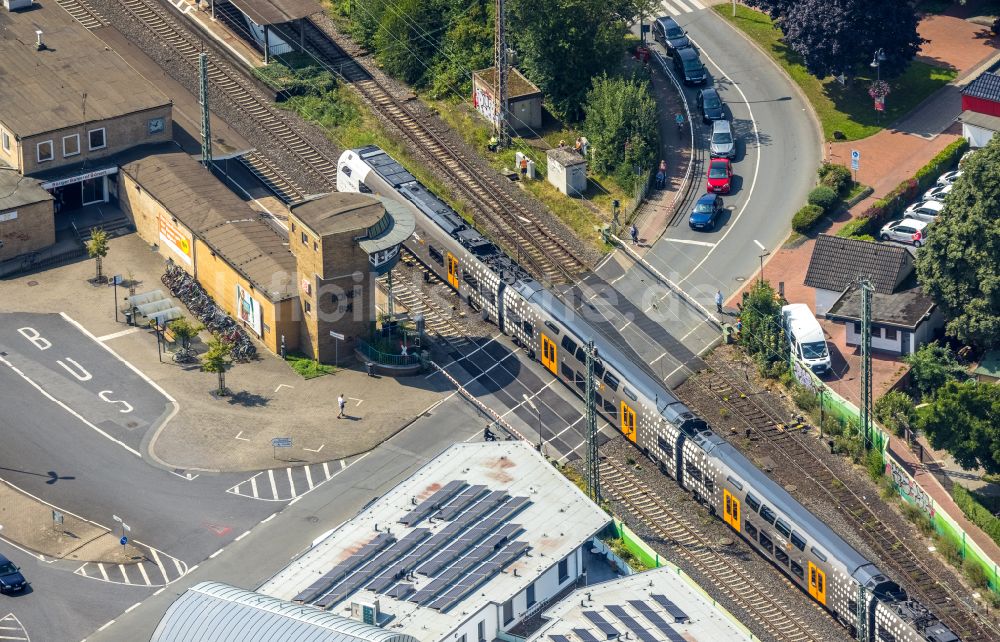 Bönen von oben - Fahrt eines Zuges auf der Gleis- Strecke am Bahnhof in Bönen im Bundesland Nordrhein-Westfalen, Deutschland