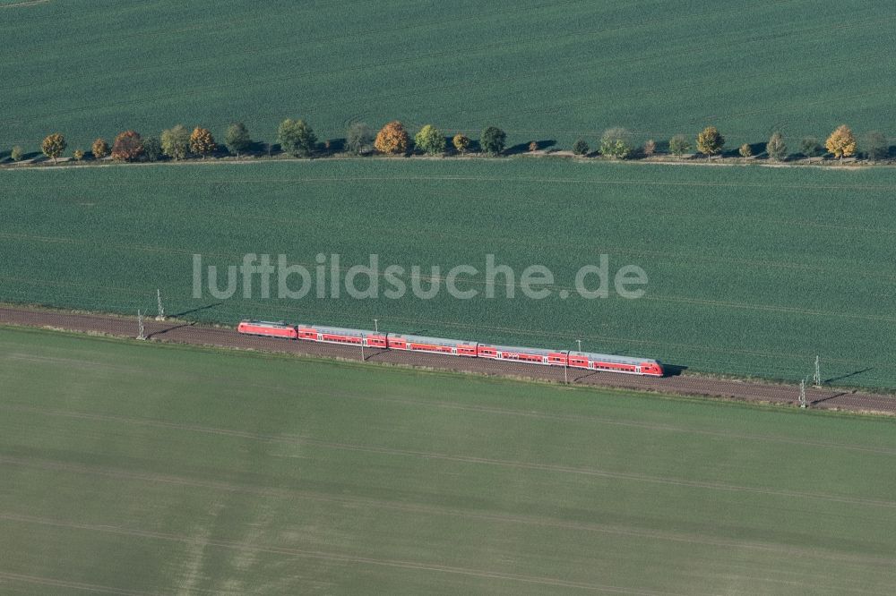 Priestewitz von oben - Fahrt eines Zuges auf der Gleis- Strecke des Bahnunternehmens Verkehrsverbund Oberelbe GmbH in Priestewitz im Bundesland Sachsen, Deutschland