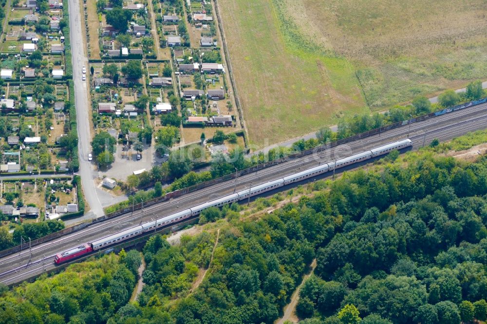 Göttingen von oben - Fahrt eines Zuges auf der Gleis- Strecke Kassel-Göttingen in Göttingen im Bundesland Niedersachsen, Deutschland