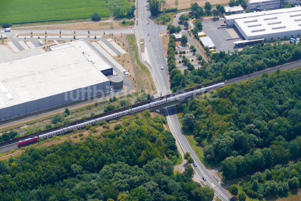 Göttingen aus der Vogelperspektive: Fahrt eines Zuges auf der Gleis- Strecke Kassel-Göttingen in Göttingen im Bundesland Niedersachsen, Deutschland