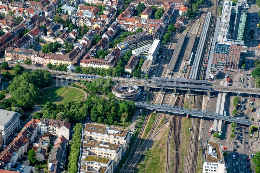 Freiburg im Breisgau aus der Vogelperspektive: Fahrt eines Zuges auf der Gleis- Strecke Rheintalstrecke Freiburg in Freiburg im Breisgau im Bundesland Baden-Württemberg, Deutschland