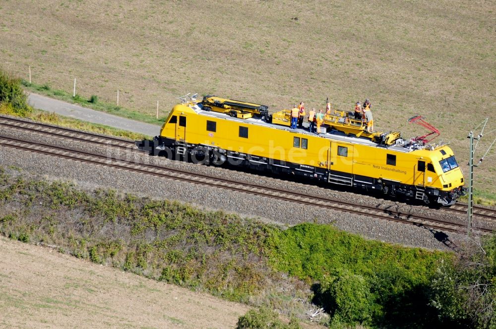 Luftbild Witzenhausen - Fahrt eines Zuges der DB Netzinstandhaltung auf der Gleis- Strecke in Witzenhausen im Bundesland Hessen, Deutschland