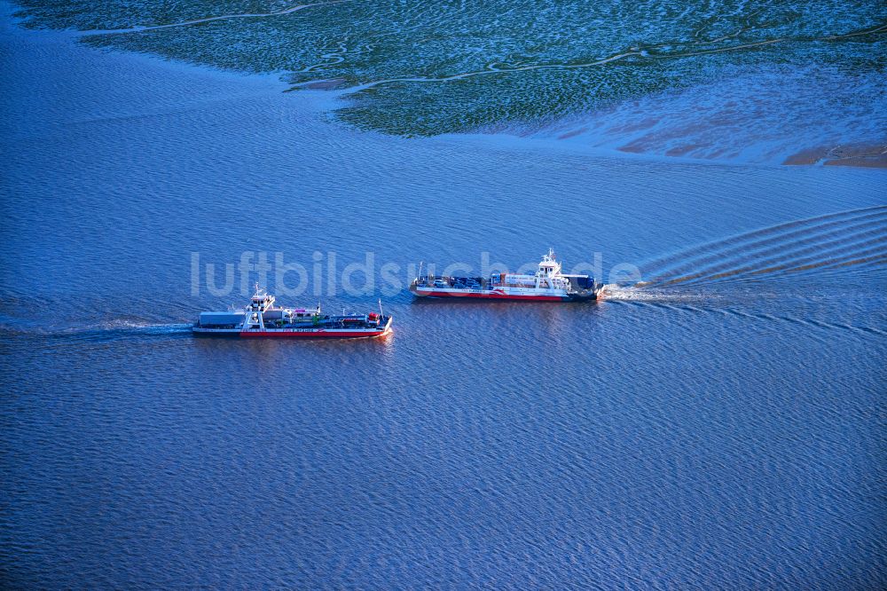 Luftbild Wischhafen - Fahrt zweier Fähr- Schiffes der Elbfähre Ernst Sturm Wilhelm Krooss in Wischhafen im Bundesland Niedersachsen, Deutschland