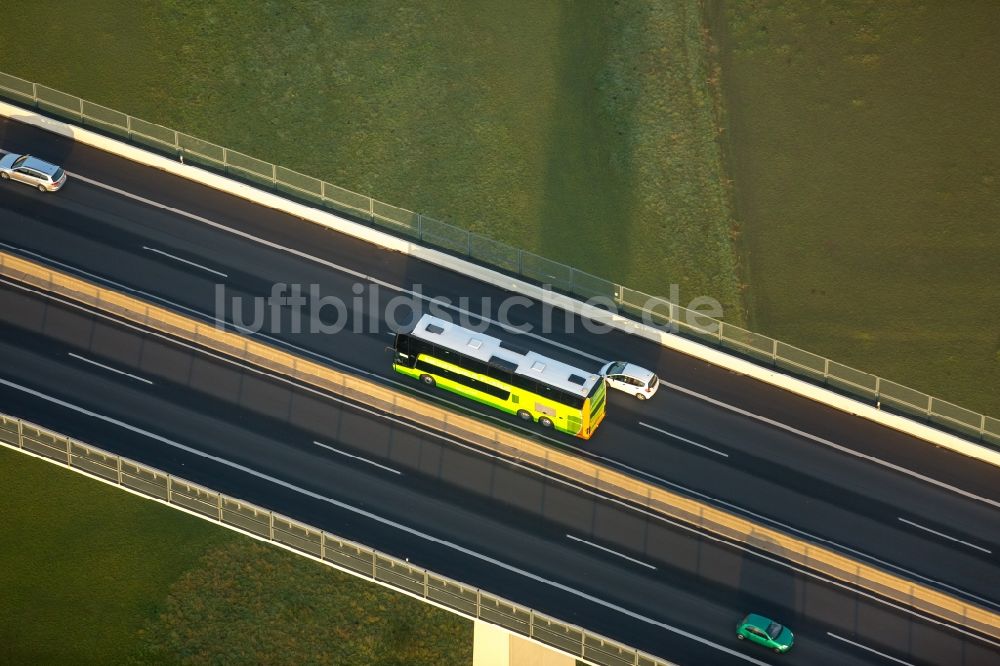 Mülheim an der Ruhr von oben - Fahrzeug von FlexBus auf der Ruhrtalbrücke bei Mülheim an der Ruhr im Bundesland Nordrhein-Westfalen