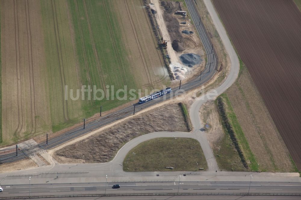 Mainz aus der Vogelperspektive: Fahrzeug der Mainzelbahn, einer neuen Straßenbahnlinie in Mainz im Bundesland Rheinland-Pfalz