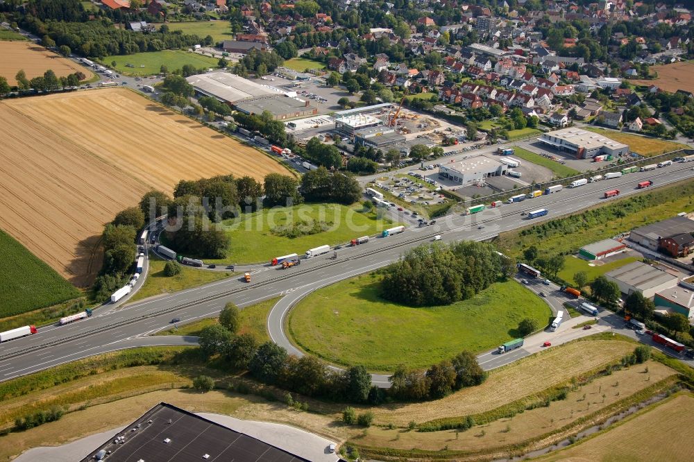 Hamm Rhynern aus der Vogelperspektive: Fahrzeug- Umleitungen von der Unfallstelle eines LKW - Auffahrunfall an der Abfahrt Rhynern der BAB Bundesautobahn A2 in Hamm im Bundesland Nordrhein-Westfalen