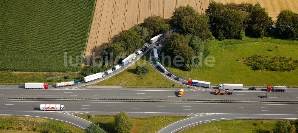 Luftbild Hamm Rhynern - Fahrzeug- Umleitungen von der Unfallstelle eines LKW - Auffahrunfall an der Abfahrt Rhynern der BAB Bundesautobahn A2 in Hamm im Bundesland Nordrhein-Westfalen