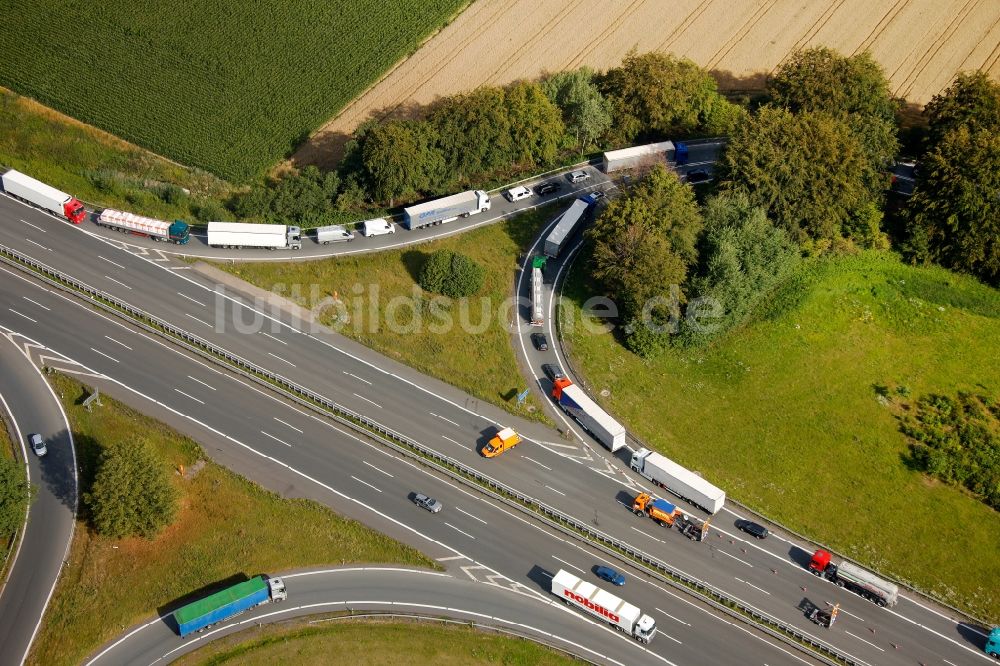 Hamm Rhynern von oben - Fahrzeug- Umleitungen von der Unfallstelle eines LKW - Auffahrunfall an der Abfahrt Rhynern der BAB Bundesautobahn A2 in Hamm im Bundesland Nordrhein-Westfalen