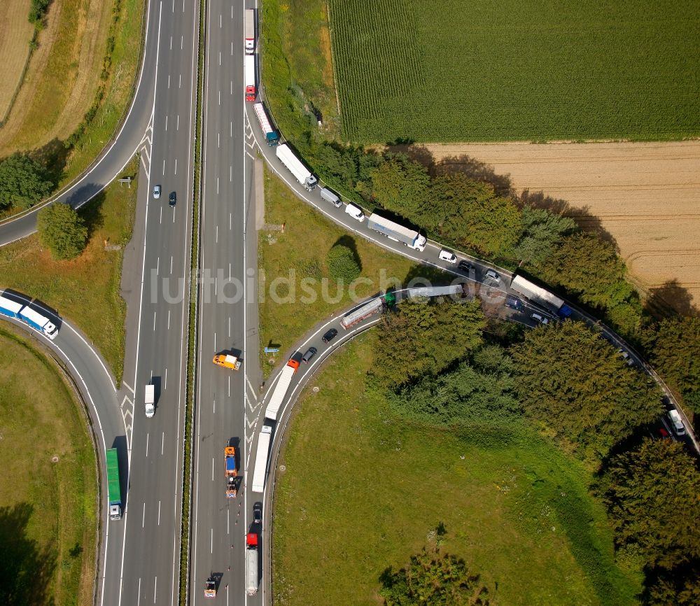 Hamm Rhynern aus der Vogelperspektive: Fahrzeug- Umleitungen von der Unfallstelle eines LKW - Auffahrunfall an der Abfahrt Rhynern der BAB Bundesautobahn A2 in Hamm im Bundesland Nordrhein-Westfalen