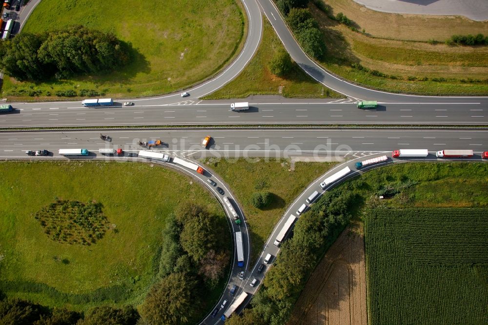 Luftaufnahme Hamm Rhynern - Fahrzeug- Umleitungen von der Unfallstelle eines LKW - Auffahrunfall an der Abfahrt Rhynern der BAB Bundesautobahn A2 in Hamm im Bundesland Nordrhein-Westfalen