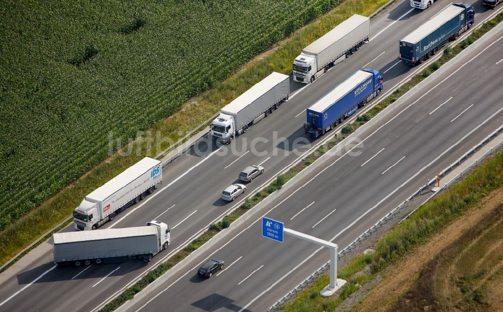 Hamm Rhynern von oben - Fahrzeug- Umleitungen von der Unfallstelle eines LKW - Auffahrunfall auf der BAB Bundesautobahn A2 in Hamm Rhynern im Bundesland Nordrhein-Westfalen