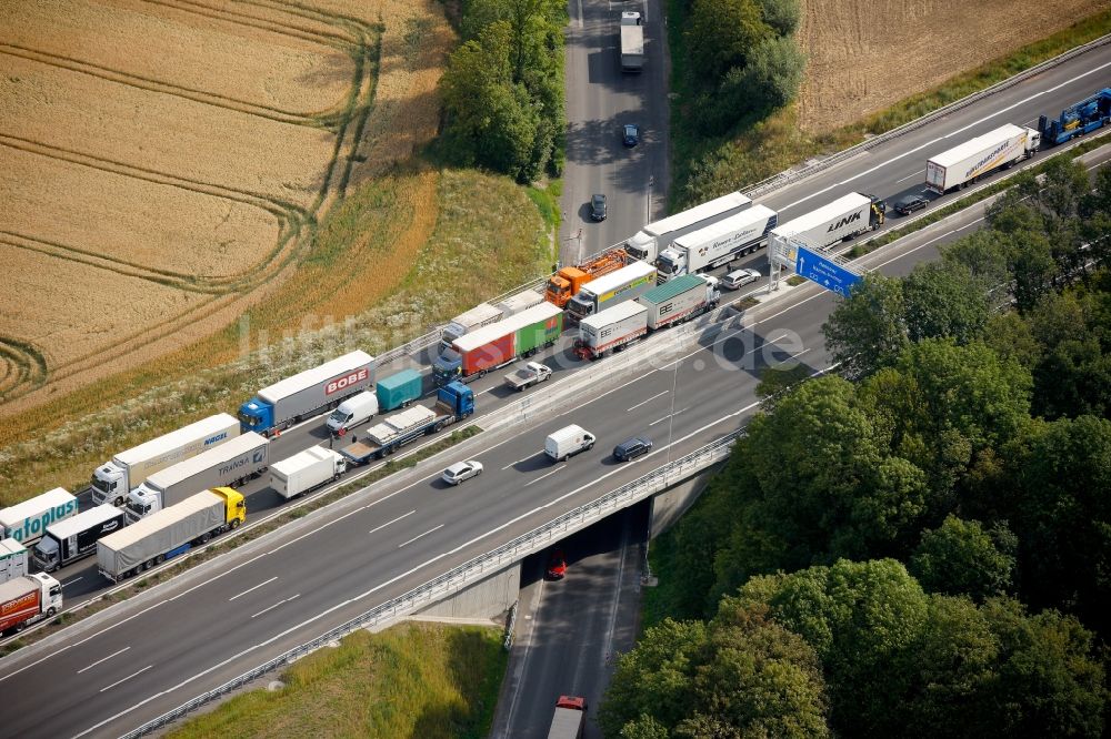 Hamm Rhynern aus der Vogelperspektive: Fahrzeug- Umleitungen von der Unfallstelle eines LKW - Auffahrunfall auf der BAB Bundesautobahn A2 in Hamm Rhynern im Bundesland Nordrhein-Westfalen