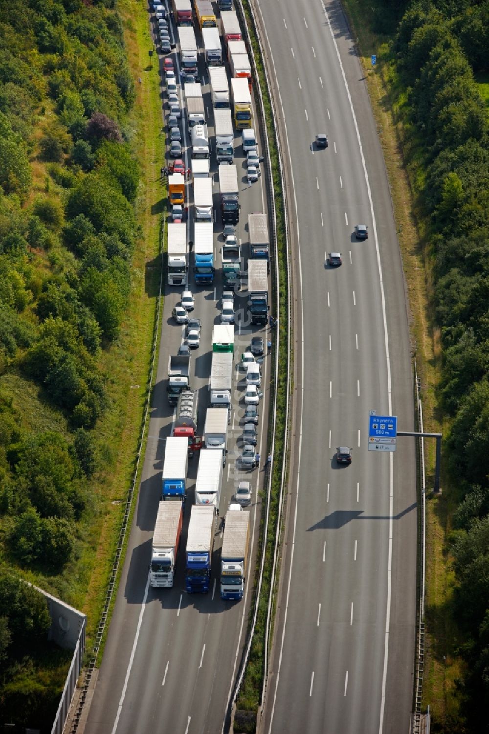 Luftbild Hamm Rhynern - Fahrzeug- Umleitungen von der Unfallstelle eines LKW - Auffahrunfall auf der BAB Bundesautobahn A2 in Hamm Rhynern im Bundesland Nordrhein-Westfalen