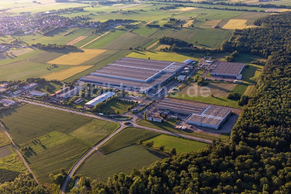 Hatten von oben - Fahrzeugbau- Werksgelände Daimler AG in Hatten in Grand Est, Frankreich