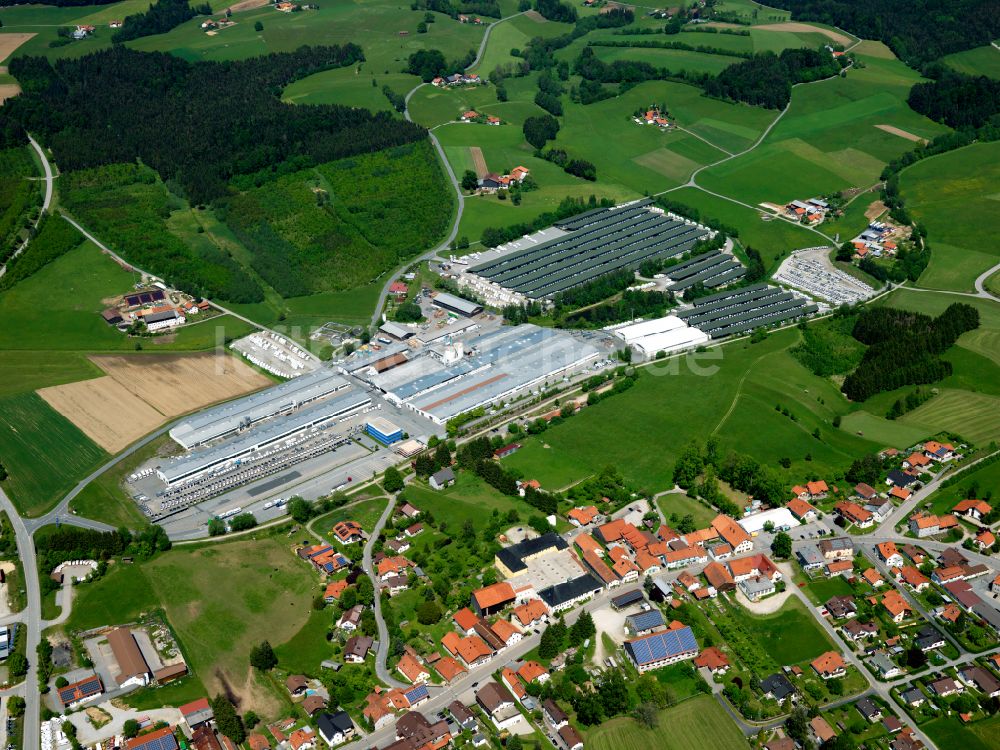 Jandelsbrunn aus der Vogelperspektive: Fahrzeugbau- Werksgelände der Firma Knaus Tabbert AG in Jandelsbrunn im Bundesland Bayern, Deutschland