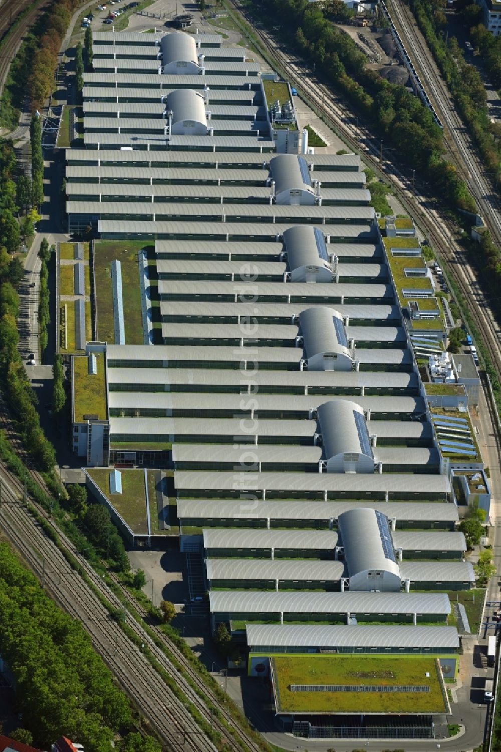 Stuttgart von oben - Fahrzeugbau- Werksgelände Mercedes-Benz Motorenwerk im Ortsteil Cannstatt in Stuttgart im Bundesland Baden-Württemberg, Deutschland