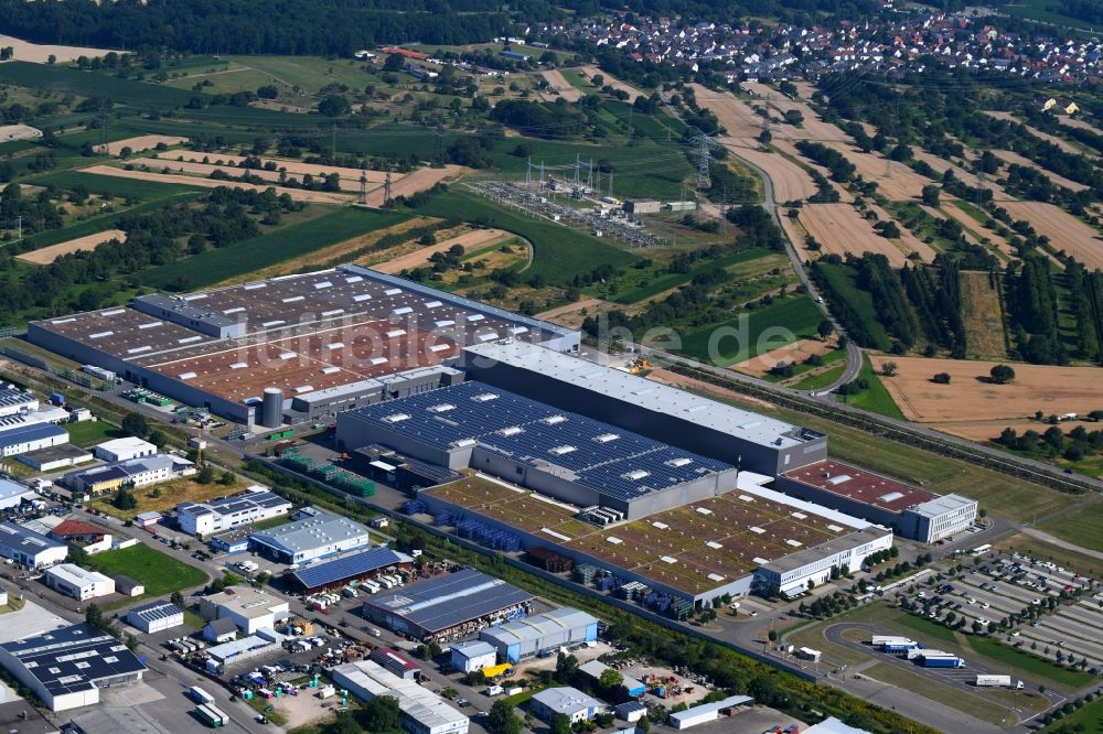 Kuppenheim aus der Vogelperspektive: Fahrzeugbau- Werksgelände des Mercedes Benz Werk in Kuppenheim im Bundesland Baden-Württemberg, Deutschland