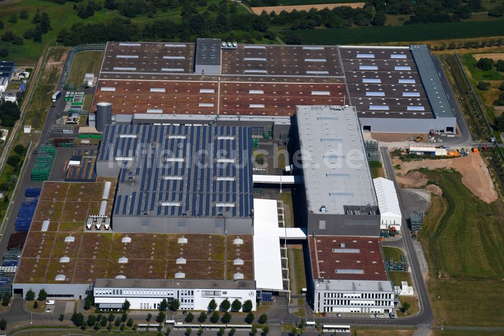 Kuppenheim aus der Vogelperspektive: Fahrzeugbau- Werksgelände des Mercedes Benz Werk in Kuppenheim im Bundesland Baden-Württemberg, Deutschland