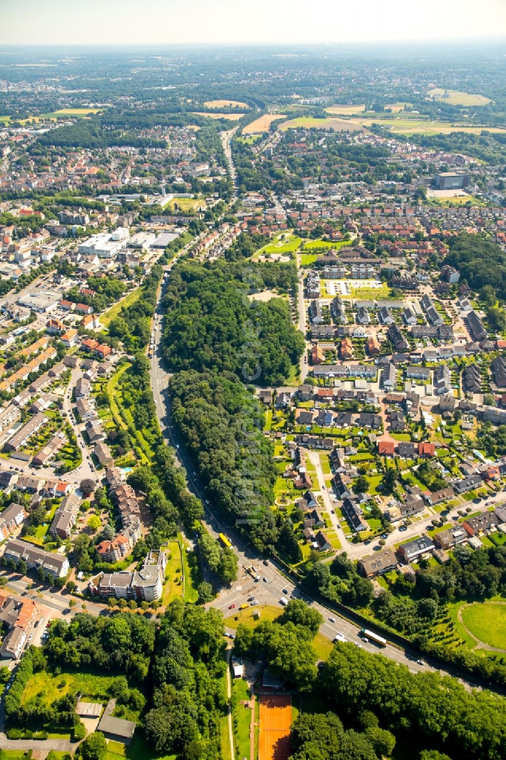 Luftaufnahme Gladbeck - Fahrzeuge im Straßenverkehr entlang der Bundesstraße B224 in Gladbeck im Bundesland Nordrhein-Westfalen