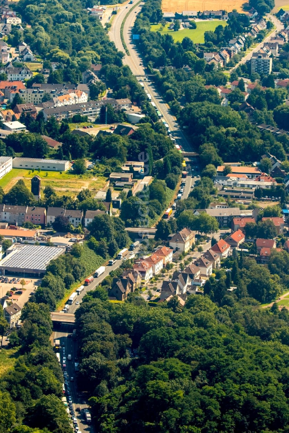 Gladbeck von oben - Fahrzeuge im Straßenverkehr entlang der Bundesstraße B224 in Gladbeck im Bundesland Nordrhein-Westfalen