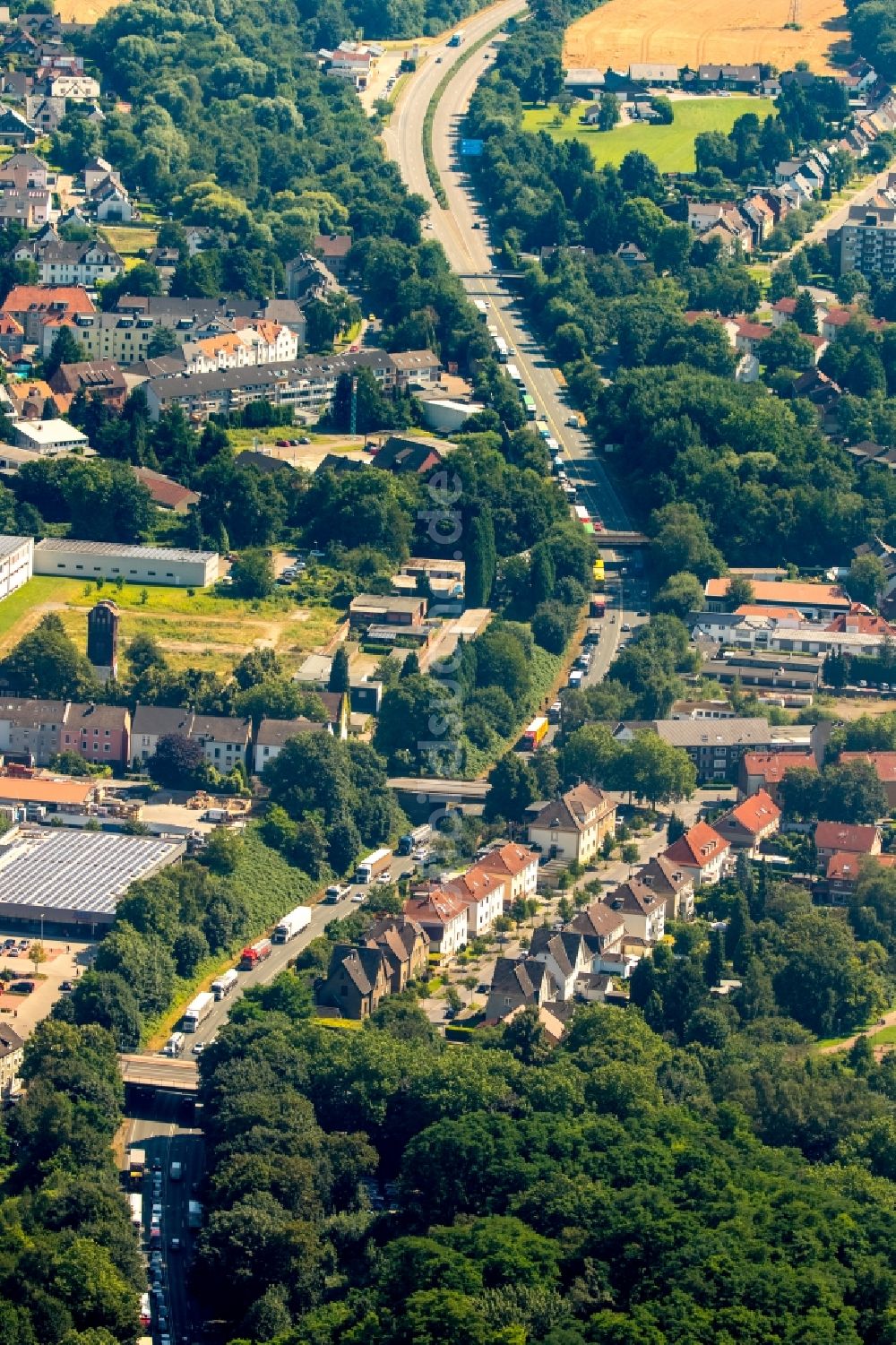 Gladbeck aus der Vogelperspektive: Fahrzeuge im Straßenverkehr entlang der Bundesstraße B224 in Gladbeck im Bundesland Nordrhein-Westfalen