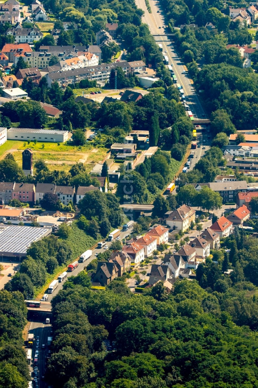 Luftbild Gladbeck - Fahrzeuge im Straßenverkehr entlang der Bundesstraße B224 in Gladbeck im Bundesland Nordrhein-Westfalen