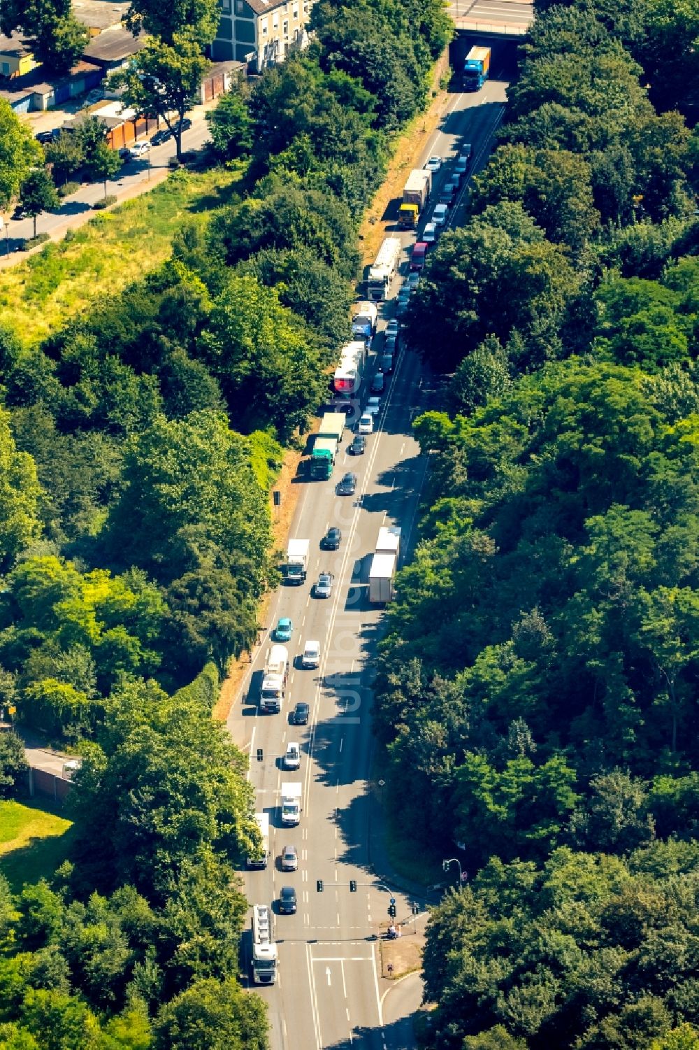 Luftaufnahme Gladbeck - Fahrzeuge im Straßenverkehr entlang der Bundesstraße B224 in Gladbeck im Bundesland Nordrhein-Westfalen