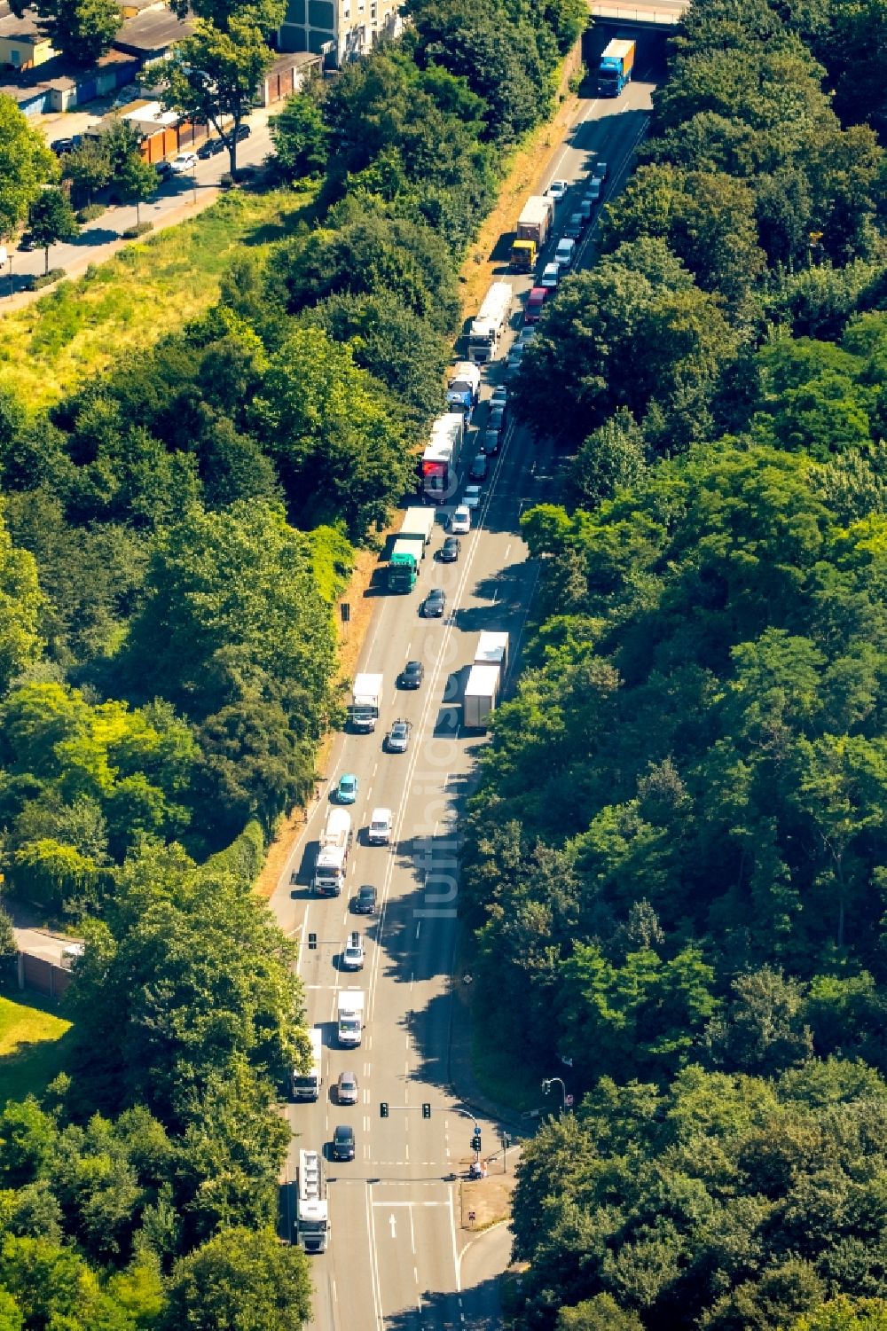 Gladbeck von oben - Fahrzeuge im Straßenverkehr entlang der Bundesstraße B224 in Gladbeck im Bundesland Nordrhein-Westfalen