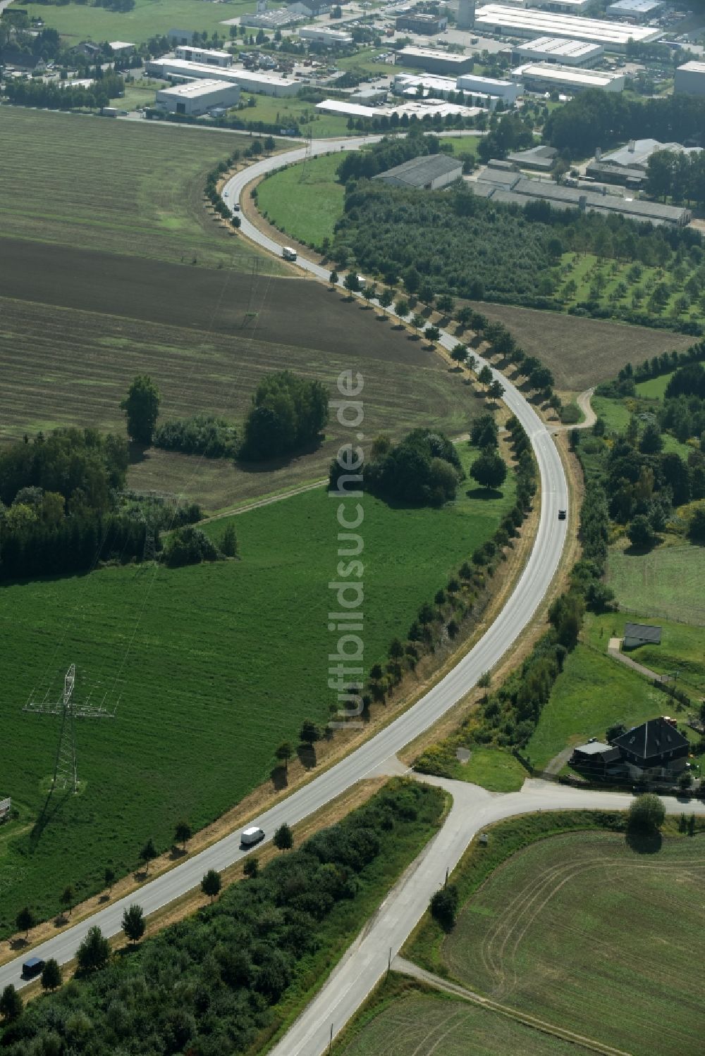 Aue aus der Vogelperspektive: Fahrzeuge im Straßenverkehr entlang der Chemnitzer Straße in Aue im Bundesland Sachsen