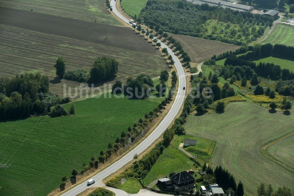 Luftbild Aue - Fahrzeuge im Straßenverkehr entlang der Chemnitzer Straße in Aue im Bundesland Sachsen