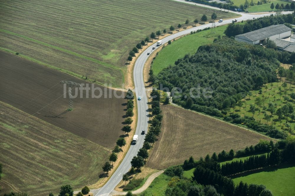 Luftaufnahme Aue - Fahrzeuge im Straßenverkehr entlang der Chemnitzer Straße in Aue im Bundesland Sachsen