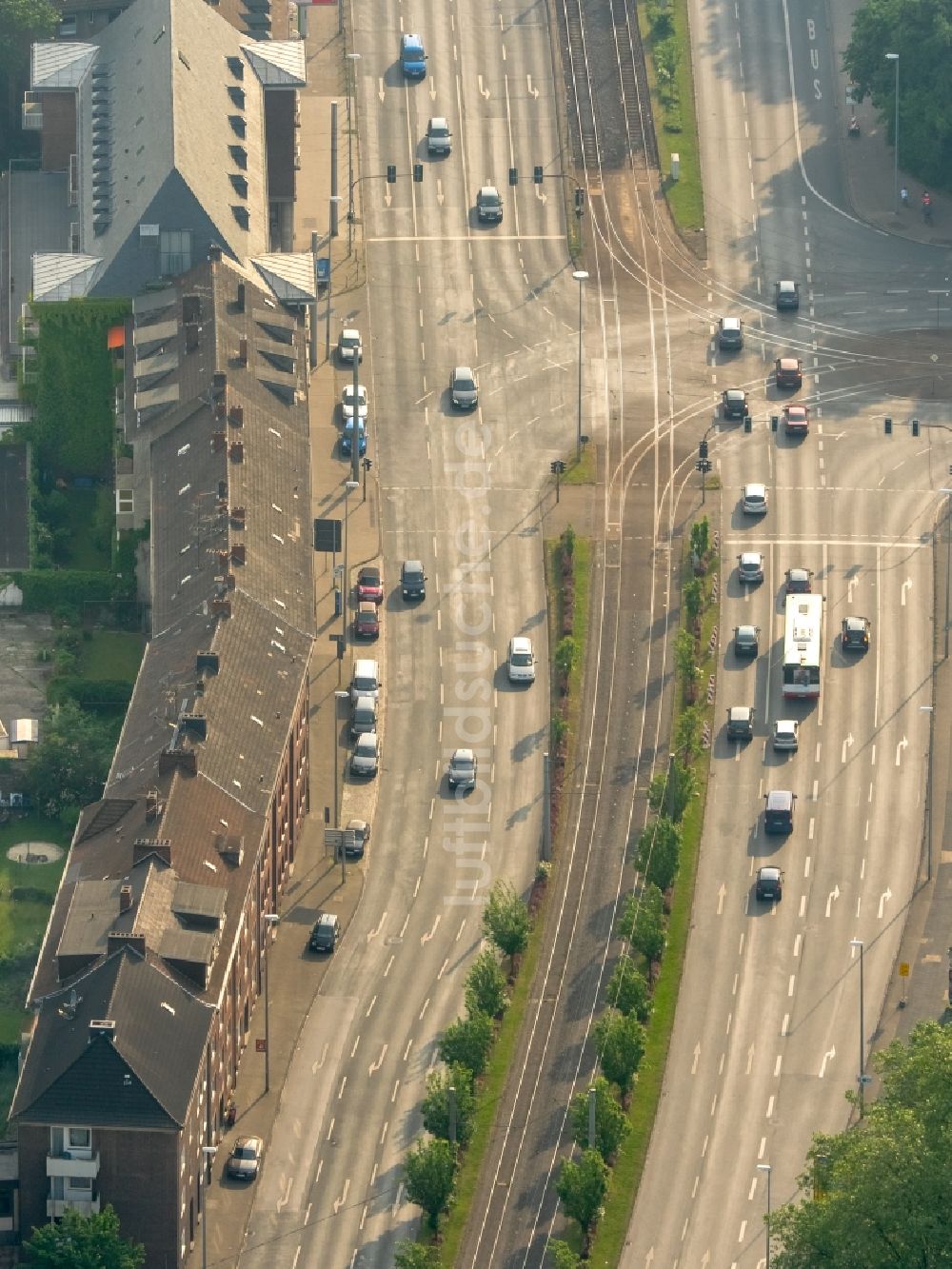 Gelsenkirchen aus der Vogelperspektive: Fahrzeuge im Straßenverkehr entlang der Florastraße auf Höhe der Kurt-Schumacher-Straße in Gelsenkirchen im Bundesland Nordrhein-Westfalen