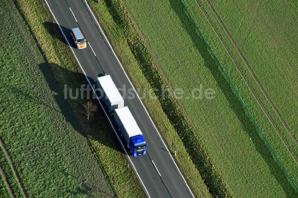 Luftbild Krostitz - Fahrzeuge im Straßenverkehr entlang der Landstraße S4 in Krostitz im Bundesland Sachsen