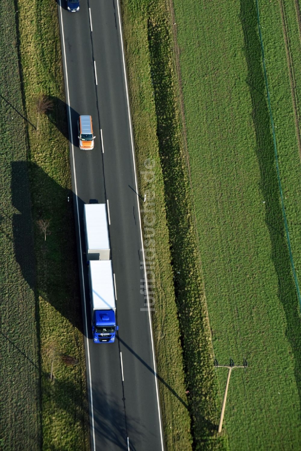 Luftaufnahme Krostitz - Fahrzeuge im Straßenverkehr entlang der Landstraße S4 in Krostitz im Bundesland Sachsen