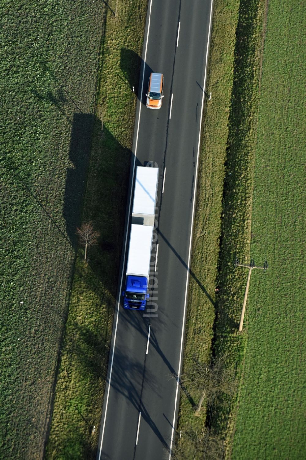 Krostitz von oben - Fahrzeuge im Straßenverkehr entlang der Landstraße S4 in Krostitz im Bundesland Sachsen