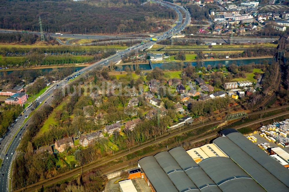 Oberhausen von oben - Fahrzeuge im Straßenverkehr entlang der B223 in Oberhausen im Bundesland Nordrhein-Westfalen