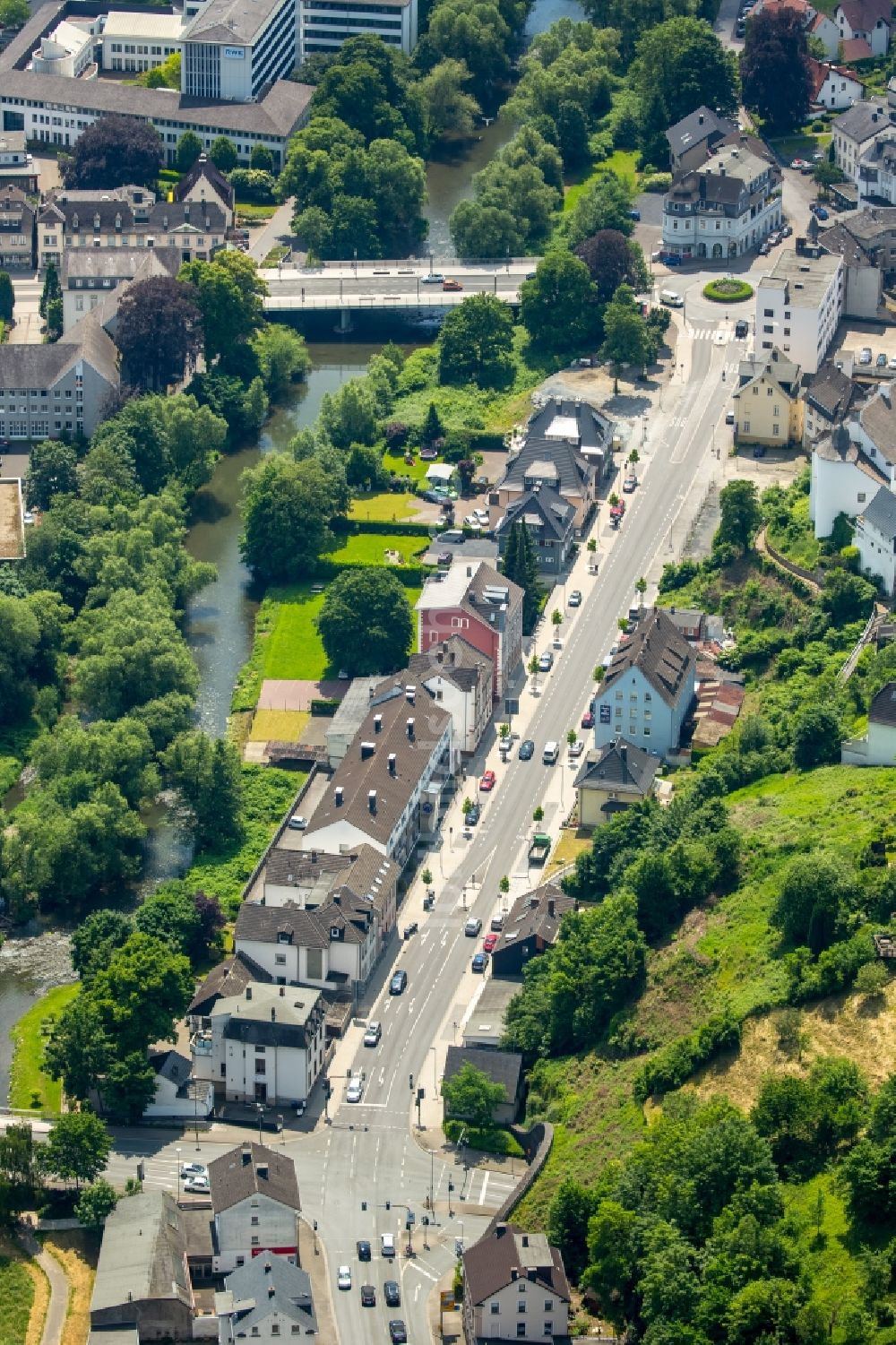 Luftbild Arnsberg - Fahrzeuge im Straßenverkehr entlang der Ruhrstraße in Richtung Brückenplatz in Arnsberg im Bundesland Nordrhein-Westfalen