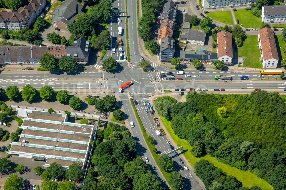 Essen aus der Vogelperspektive: Fahrzeuge im Straßenverkehr entlang der Segerothstraße Ecke Grillosteraße in Essen im Bundesland Nordrhein-Westfalen