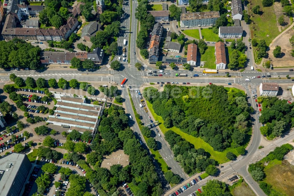 Luftbild Essen - Fahrzeuge im Straßenverkehr entlang der Segerothstraße Ecke Grillosteraße in Essen im Bundesland Nordrhein-Westfalen