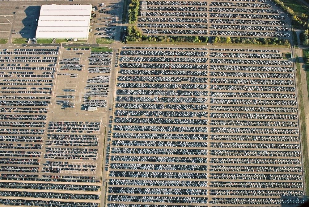 Germersheim von oben - Fahrzeuglager auf dem Gelände der Daimler AG Global Logistic Center auf der Insel Grün im Ortsteil Sondernheim in Germersheim im Bundesland Rheinland-Pfalz